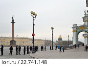 Оцепление на Дворцовой площади во время подготовки к параду Победы в Петербурге 28 апреля 2016 г. Редакционное фото, фотограф Максим Мицун / Фотобанк Лори