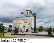 Красная площадь, Вознесенский собор и памятный знак «Город воинской славы». Город Елец (2015 год). Редакционное фото, фотограф Алексей Голубенко / Фотобанк Лори