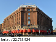 Гостиница Астория и пешеходы солнечным днём (2016 год). Редакционное фото, фотограф Максим Мицун / Фотобанк Лори