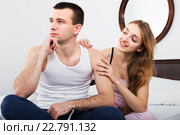 Girl supporting frustraited boyfriend. Стоковое фото, фотограф Яков Филимонов / Фотобанк Лори