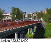 Вид на мост через реку Нару и площадь Свободы. Город Наро-Фоминск (2016 год). Редакционное фото, фотограф Самойлова Екатерина / Фотобанк Лори