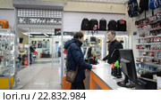 Продавец информирует покупателя в магазине. Москва (2016 год). Редакционное видео, видеограф Володина Ольга / Фотобанк Лори