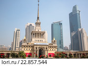 Старое здание Shanghai Exhibition Center (бывший Дом советско-китайской дружбы) на фоне современных небоскребов в городе Шанхае, Китай (2013 год). Редакционное фото, фотограф Николай Винокуров / Фотобанк Лори
