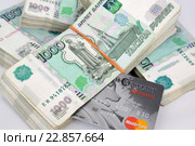 Пачки тысячерублевых купюр и пластиковая карта банка Русский Стандарт (2016 год). Редакционное фото, фотограф Ирина Борсученко / Фотобанк Лори