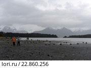 Туристы у подножия ледника Агила. Огненная Земля (2014 год). Редакционное фото, фотограф Free Wind / Фотобанк Лори