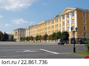 Улицы Московского Кремля. Здание школы Красных командиров имени ВЦИК. Вид с Ивановской площади The Streets Of Moscow Kremlin. The building of the school of Red commanders behalf of the Central Executive Committee. The view from the Ivanovo area. (2010 год). Стоковое фото, фотограф Юрий Карачев / Фотобанк Лори