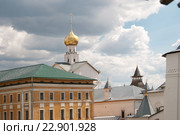 Ростов Великий весной, кремль, Самуилов корпус и церковь Спаса на Сенях (2016 год). Редакционное фото, фотограф Александр Курлович / Фотобанк Лори