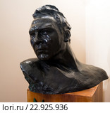 Скульптурный портрет Шаляпина в холле музея, экспонат музея Ф.И. Шаляпина, город Санкт-Петербург (2016 год). Редакционное фото, фотограф Вячеслав Палес / Фотобанк Лори
