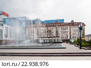 Город Тула. Фонтан перед гостиницей "Армения" весной на фоне пасмурного неба (2016 год). Редакционное фото, фотограф Игорь Низов / Фотобанк Лори