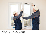 windows installation worker. Стоковое фото, фотограф Дмитрий Калиновский / Фотобанк Лори