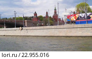 Ограда из плакатов вокруг строящегося парка Зарядье (2016 год). Стоковое видео, видеограф Parmenov Pavel / Фотобанк Лори