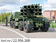 Боевая машина реактивной системы 9А52 залпового огня "Смерч". Экспозиция военной техники возле Музея оружия. Вид сзади (2016 год). Редакционное фото, фотограф Игорь Низов / Фотобанк Лори