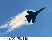Самолет Су-35С (бортовой 03 красный) выполняет пилотаж на МАКС-2015. Редакционное фото, фотограф Alexei Tavix / Фотобанк Лори