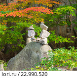 Каменные пирамидки в храме Sinheungsa, национальный парк Seorak-san, Южная Корея (2013 год). Стоковое фото, фотограф Тупиков Максим Борисович / Фотобанк Лори