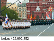 Российские женщины военнослужащие на Красной площади во время парада, посвященного 71-ой годовщине Победы в Великой Отечественной войне (2016 год). Редакционное фото, фотограф Алексей Бок / Фотобанк Лори