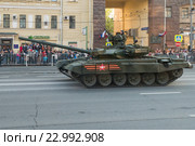 Танк Т-90 на ночной репетиции парада в честь 71-ой годовщины Победы в Великой Отечественной войне. Москва, 2016. Редакционное фото, фотограф Алексей Бок / Фотобанк Лори