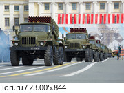 Автомобили БМ-21-1 (РСЗО "Град") в колонне военной техники на репетиции парада в честь Дня Победы. Санкт-Петербург (2015 год). Редакционное фото, фотограф Виктор Карасев / Фотобанк Лори