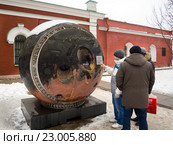 Посетители у спускаемого аппарата топографического спутника "Комета", территория музея космонавтики и ракетной техники имени В.П. Глушко, город Санкт-Петербург (2016 год). Редакционное фото, фотограф Вячеслав Палес / Фотобанк Лори