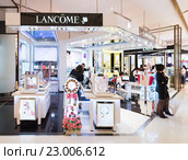 Lancome boutique in Siam Paragon Mall, Bangkok (2016 год). Редакционное фото, фотограф Александр Подшивалов / Фотобанк Лори