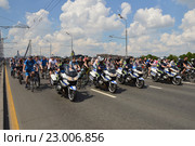Полицейские мотоциклисты возглавляют Всероссийский Велопарад по Садовому кольцу 29 мая 2016 года. Редакционное фото, фотограф lana1501 / Фотобанк Лори