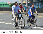 Велосипедисты на веломарафоне в Москве по Садовому кольцу 29 мая 2016 года. Редакционное фото, фотограф lana1501 / Фотобанк Лори