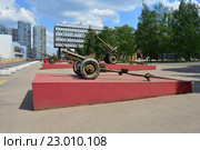 Экспозиция артиллерийской техники времён Великой Отечественной войны около музея обороны Москвы в Олимпийской деревне (2016 год). Редакционное фото, фотограф lana1501 / Фотобанк Лори