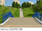 Пешеходный мостик и лестница в парке Олимпийской деревни (2016 год). Стоковое фото, фотограф lana1501 / Фотобанк Лори