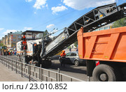 Город Омск. Ремонт дороги, дорожная фреза Wirtgen W 200 (2016 год). Редакционное фото, фотограф Виктор Топорков / Фотобанк Лори
