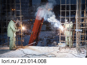 Сварка и яркие искры. Стоковое фото, фотограф Станислав Толстнев / Фотобанк Лори