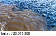 Грязная вода смешивается с чистой. Стоковое фото, фотограф Ekaterina Andreeva / Фотобанк Лори