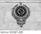 Советская символика, декоративный элемент в оформлении интерьера вестибюля станции метро "Нарвская", Санкт-Петербург. Редакционное фото, фотограф Vladimir Sviridenko / Фотобанк Лори