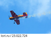 Международный авиационно-космический салон МАКС-2015. Самолет ЯК-54 пилотажной группы "Первый полет" в небе над Жуковским. Редакционное фото, фотограф Игорь Долгов / Фотобанк Лори