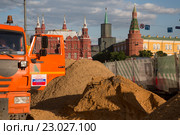 Строительная техника стоит на Тверской улицы на фоне Московского Кремля во время благоустройства центра города в рамках проекта "Моя улица" в Москве, Россия (2016 год). Редакционное фото, фотограф Николай Винокуров / Фотобанк Лори