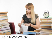 Преподаватель считает сумму взятки в конверте. Стоковое фото, фотограф Иванов Алексей / Фотобанк Лори