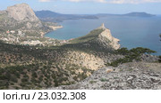 Вид с горы Караул-Оба на крымское побережье, горы и поселок Новый Свет (2016 год). Стоковое видео, видеограф Яна Королёва / Фотобанк Лори