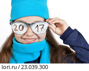 Счастливая девочка в шапке и шарфе в смешных очках с надписью "2017" Стоковое фото, фотограф Элина Гаревская / Фотобанк Лори
