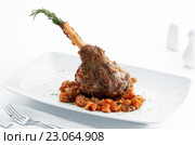 Plate with roast leg of lamb, vegetables and rosemary on white back. Стоковое фото, фотограф Дмитрий Эрслер / Фотобанк Лори