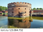 Башня Дер-Дона (нем. Dohna turm) на берегу Верхнего озера в Кенигсберге. Музей Янтаря в Калининграде (2015 год). Редакционное фото, фотограф stargal / Фотобанк Лори
