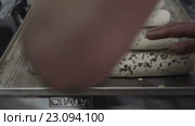 Повар готовит багет (2015 год). Редакционное видео, видеограф Станислав Панкратов / Фотобанк Лори