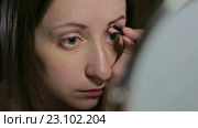 Молодая девушка подводит брови. Стоковое видео, видеограф Aleksey Popov / Фотобанк Лори