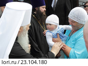 Митрополит благословляет младенца у храма села Ульянино Раменского района (2016 год). Редакционное фото, фотограф Дмитрий Неумоин / Фотобанк Лори