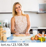 Girl making tasty pie indoors. Стоковое фото, фотограф Яков Филимонов / Фотобанк Лори
