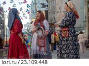 Девушки в русских национальных костюмах поют народные песни в Камергерском переулке города Москвы во время фестиваля "Наш продукт", Россия (2016 год). Редакционное фото, фотограф Николай Винокуров / Фотобанк Лори
