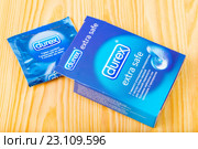 Упаковка презервативов Durex на столе (2016 год). Редакционное фото, фотограф Сергей Дубров / Фотобанк Лори