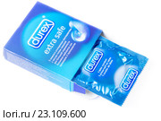 Упаковка презервативов Durex на белом фоне (2016 год). Редакционное фото, фотограф Сергей Дубров / Фотобанк Лори