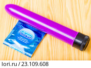Презерватив Durex и фиолетовый вибратор на столе (2016 год). Редакционное фото, фотограф Сергей Дубров / Фотобанк Лори