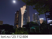 Высотные здания с подсветкой в деловом районе Сеула (2015 год). Редакционное фото, фотограф Ольга Липунова / Фотобанк Лори