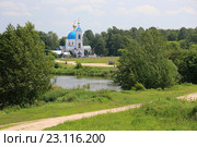 Малый Саввинский пруд и Саввинская церковь (церковь Преображения Господня) в городе Железнодорожном (Балашихе) летом, Подмосковье (2016 год). Стоковое фото, фотограф Алексей Гусев / Фотобанк Лори
