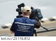 Телеоператор Общественного телевидения Приморья со спины. Редакционное фото, фотограф Овчинникова Ирина / Фотобанк Лори
