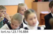 Дети школьники на последнем ряду в школе на уроке (2016 год). Редакционное видео, видеограф Кекяляйнен Андрей / Фотобанк Лори